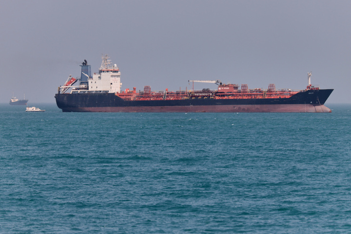 Một tàu chở dầu neo đậu tại eo biển Hormuz ngoài khơi Bandar Abbas, Iran, ngày 2/5/2026. (Ảnh tư liệu: Amirhosein Khorgooi/ISNA/AP)