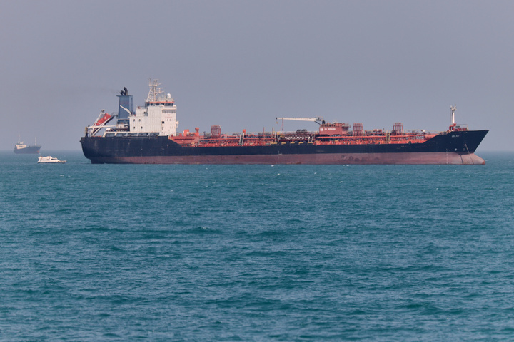 Một tàu chở dầu neo đậu tại eo biển Hormuz ngoài khơi Bandar Abbas, Iran, ngày 2/5/2026. (Ảnh tư liệu: Amirhosein Khorgooi/ISNA/AP)