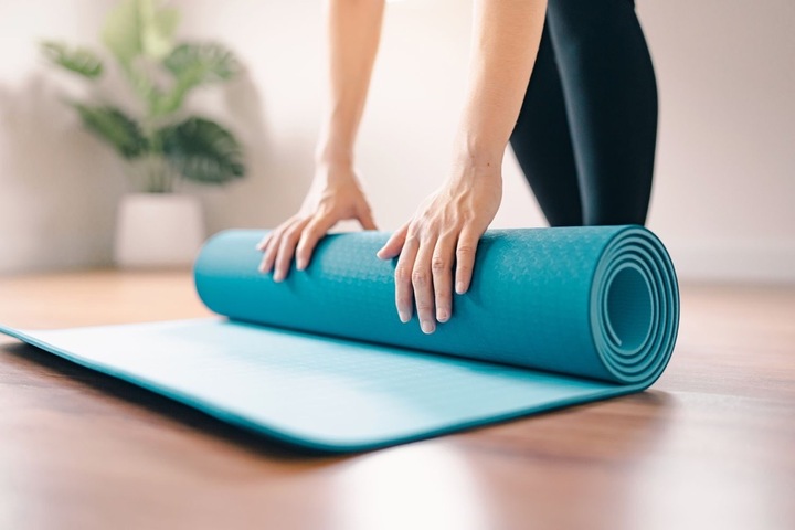 Thảm yoga cần để khô hoàn toàn rồi mới tập để giữ an toàn. (Ảnh: YogaIndia)