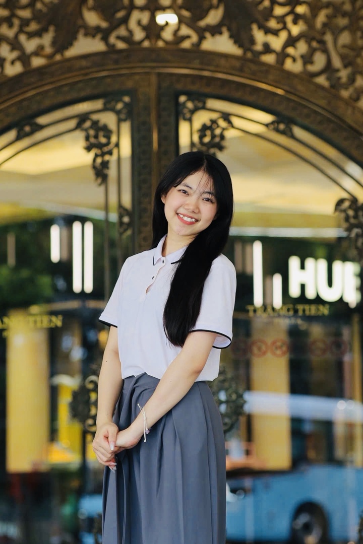 Khi còn là sinh viên, Phương tham gia nhóm nghiên cứu về tài chính – ngân hàng và đồng tác giả hai bài nghiên cứu liên quan đến trách nhiệm xã hội doanh nghiệp (CSR), thanh khoản ngân hàng và cấu trúc sở hữu tại các ngân hàng Việt Nam. Một trong hai nghiên cứu được đăng trên tạp chí quốc tế Business Strategy & Development. Công trình còn lại tập trung phân tích tác động của sở hữu tập trung tới hoạt động trách nhiệm xã hội trong hệ thống ngân hàng Việt Nam. Năm 2025, nhóm nghiên cứu của Hoài Phương giành giải Ba tại Giải thưởng Sinh viên nghiên cứu khoa học công nghệ. Cùng năm, cô hoàn thành CFA Level I – chứng chỉ chuyên môn được nhiều người theo đuổi trong lĩnh vực tài chính đầu tư.