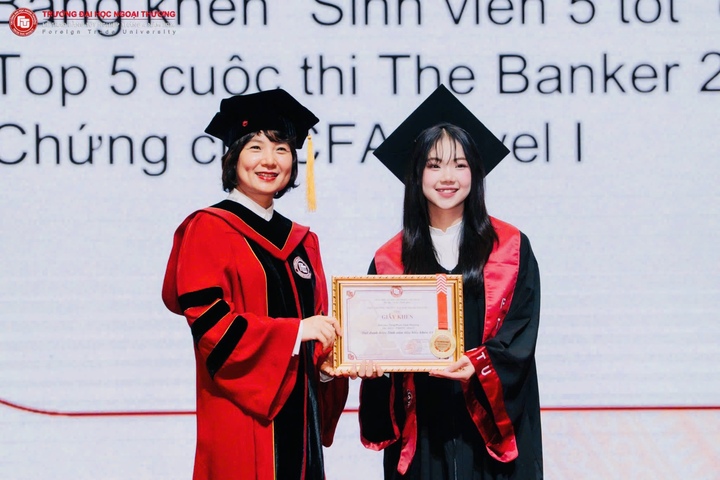 Tăng Phạm Hoài Phương (phải) sinh ngày 22/7/2004, quê Nghệ An. Cô là cựu học sinh lớp A1K38, Trường THPT Diễn Châu 3. Trong thời gian học THPT, Hoài Phương từng đạt giải Ba học sinh giỏi tỉnh môn Vật lý, đồng thời giữ vai trò bí thư lớp suốt 3 năm học. Năm 2022, cô được trao danh hiệu “Học sinh 3 tốt” cấp Trung ương.