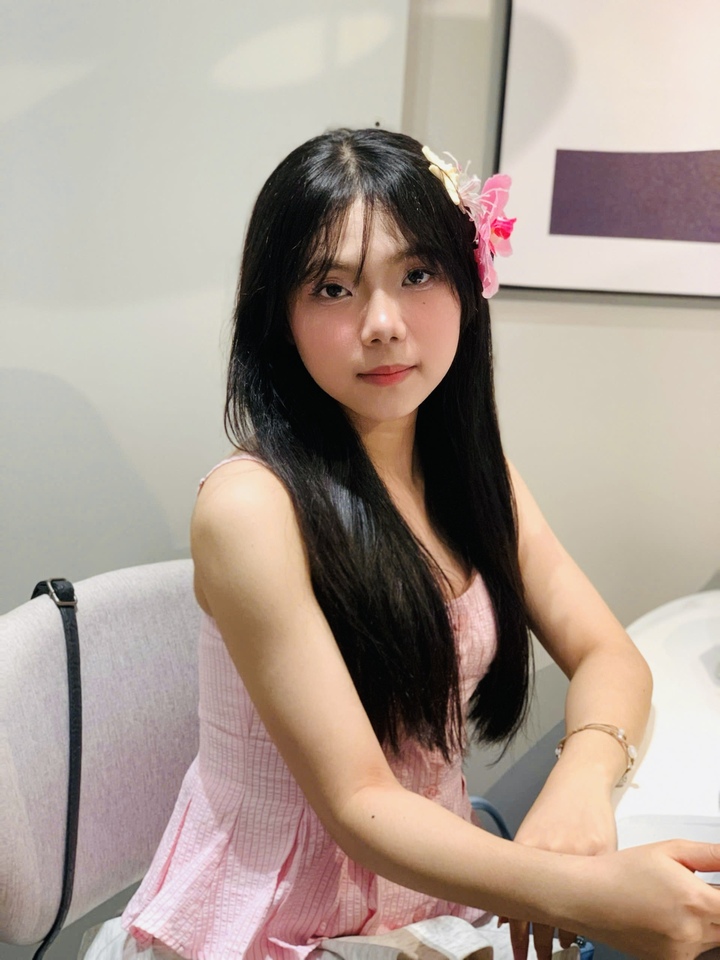 Ngay từ năm ba, Hoài Phương đã thực tập tại CACC, nơi cô được tiếp cận với các công việc liên quan đến kế toán tài chính, đối soát chứng từ và hỗ trợ lập báo cáo tài chính. Những trải nghiệm này không chỉ giúp cô hiểu rõ hơn về lĩnh vực chuyên môn mà còn rèn luyện tư duy làm việc cẩn trọng và chuyên nghiệp. Bên cạnh thành tích học tập và kinh nghiệm thực tiễn, Hoài Phương còn xuất sắc lọt vào Top 5 cuộc thi The Banker! 2024 do MB bank tổ chức. Đồng thời, cô cũng có hơn một năm làm việc tại Khối Ngân hàng số của ngân hàng này, tiếp tục tích lũy kinh nghiệm trong môi trường tài chính – một trong những ngân hàng dẫn đầu về chuyển đổi số.