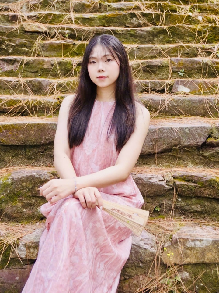 Theo Hoài Phương, quá trình theo đuổi học thuật và chứng chỉ nghề nghiệp đòi hỏi khả năng duy trì kỷ luật trong thời gian dài. “Có những giai đoạn gần như ngày nào cũng phải chạy giữa lớp học, cuộc họp CLB và kỳ thực tập. Mệt là có, nhưng chính khoảng thời gian đó giúp em hiểu rằng kỷ luật luôn quan trọng hơn cảm hứng". Trong những năm đầu đại học, Hoài Phương ưu tiên dành trọn thời gian cho việc học tập và phát triển nền tảng kiến thức chuyên môn, đặc biệt khi có những học kỳ kéo dài tới 12 môn học. Việc hoàn thành chương trình học sớm đã tạo điều kiện để cô từng bước tiếp cận môi trường làm việc thực tế và tích lũy kinh nghiệm nghề nghiệp sớm.