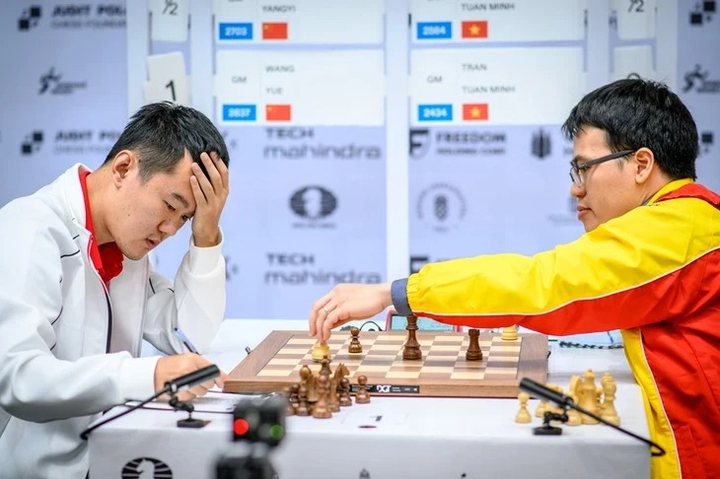 Kỳ thủ Lê Quang Liêm (phải) không tham dự Olympiad khi đội nam không có đủ lực lượng tốt nhất.
