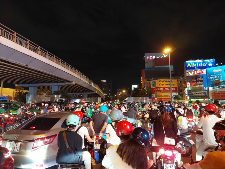 Ngã tư Hàng Xanh kéo dài đến chân cầu Bình Triệu, là nơi có mật độ giao thông dày đặc, thường xuyên ùn tắc, nhất là giờ cao điểm.