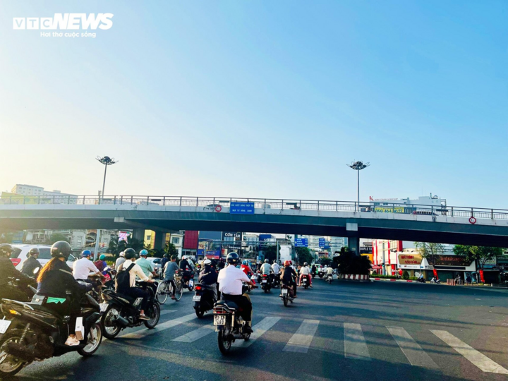 Chỉ 1 vài ngày lễ, Tết trong năm, nút giao thông Hàng Xanh mới không có cảnh kẹt xe kéo dài.