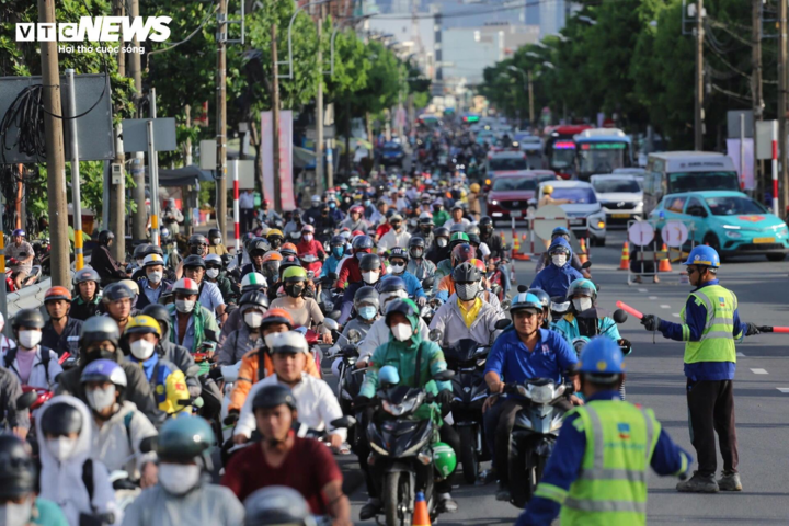 Một gói giải pháp tổng thể gồm xây dựng hệ thống giao thông mới, tuyến đường trên cao từ cầu thêm Bình Triệu 3... kỳ vọng giải được bài toán kẹt xe khu vực Hàng Xanh.