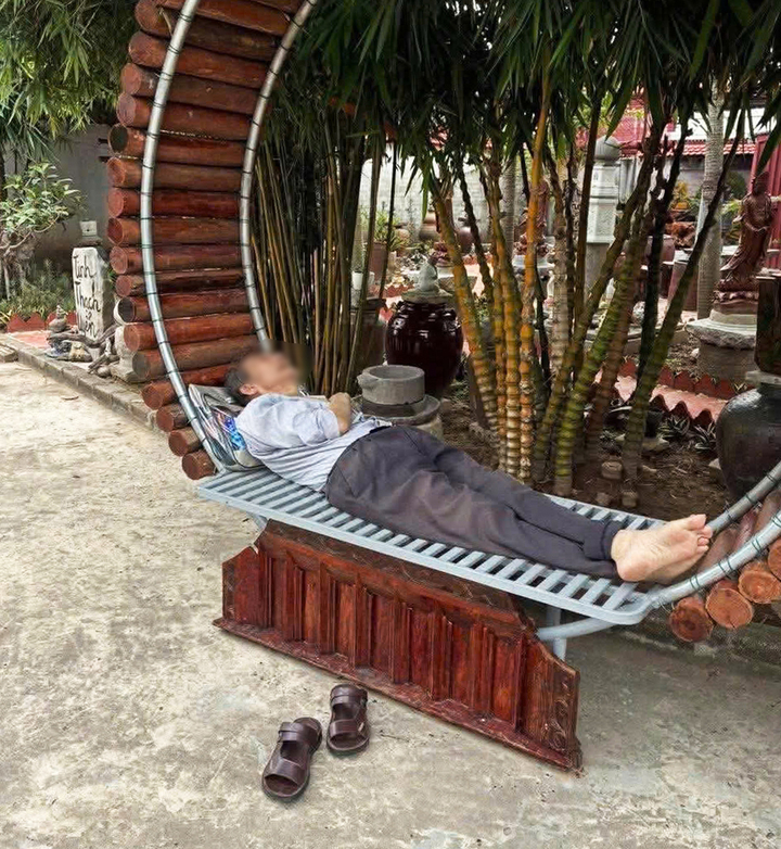 Người đàn ông ngoài 70 tuổi, không còn minh mẫn và không tự đi lại được.