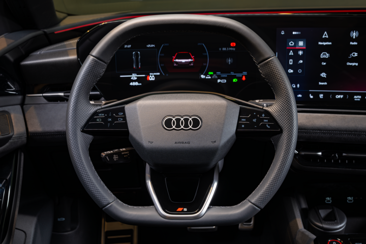 Khoang lái có nét tương đồng với Audi A6.