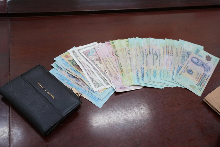 Túi xách và số tiền mà Nguyễn Thị Dương lấy trộm của tiểu thương chợ Đông Ba (TP Huế) rồi bỏ trốn. (Ảnh: Hồng Nhung)