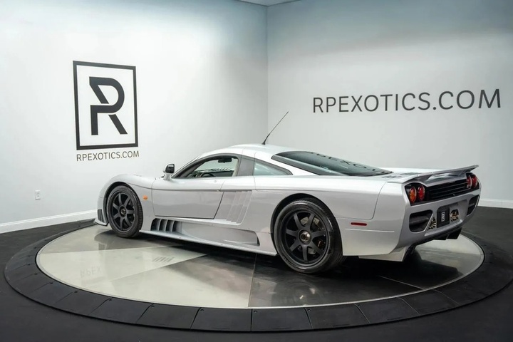 Phần đuôi xe gây ấn tượng với hệ thống khuếch tán gió cỡ lớn giúp xe bám đường tốt hơn khi vào cua.