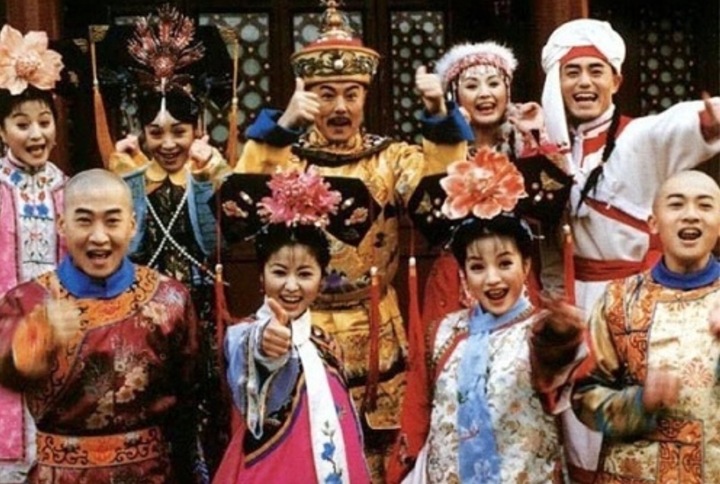"Hoàn Châu cách cách" phiên bản 1998 có thể coi là một trong những bộ phim kinh điển của màn ảnh Hoa ngữ. Phát sóng cách đây gần 30 năm, trong những hình ảnh hậu trường của bộ phim vẫn khiến khán giả thích thú.