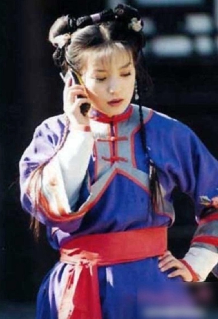 Triệu Vy khá bận rộn, thường xuyên phải nghe điện thoại sau khi nổi tiếng.