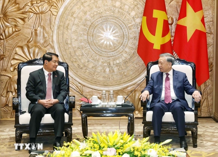 Tổng Bí thư, Chủ tịch nước Tô Lâm tiếp đồng chí Athsaphangthong Siphandone, Ủy viên Trung ương Đảng, Bí thư Thành ủy, Chủ tịch Hội đồng Nhân dân thủ đô Vientiane, Lào. (Ảnh: Thống Nhất/TTXVN)