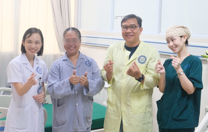 Bệnh nhân khỏe mạnh xuất viện trong niềm vui của các y bác sỹ và gia đình.