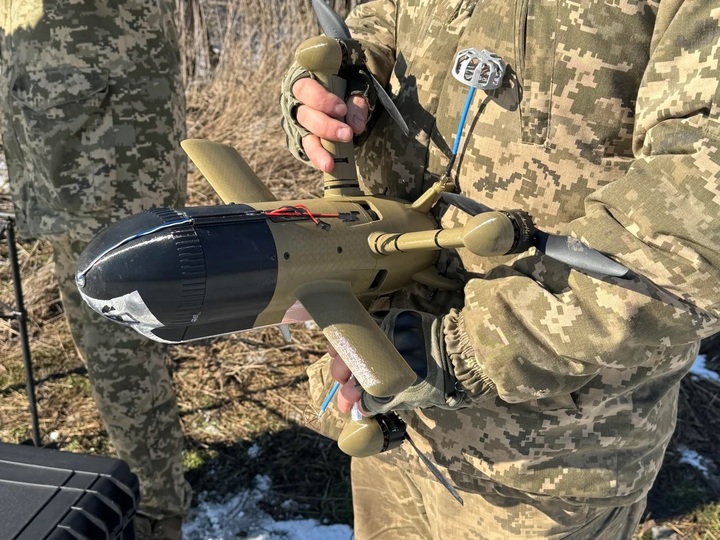 Một binh sĩ Ukraine cầm máy bay không người lái đánh chặn Sting trước chuyến bay thử nghiệm tại tỉnh Dnipropetrovsk Oblast, Ukraine ngày 22/2/2026. (Ảnh: Alex Nikitenko/Global Images Ukraine/Getty)