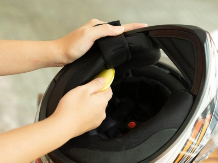 Các dung dịch vệ sinh chuyên dụng khử mùi mũ bảo hiểm hiệu quả. (Ảnh: iStock)