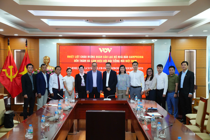 Đại diện Đài Tiếng nói Việt Nam, Hội Nhà báo Việt Nam và Câu lạc bộ Nhà báo Campuchia chụp ảnh lưu niệm tại sảnh trụ sở VOV, 58 Quán Sứ, Hà Nội.