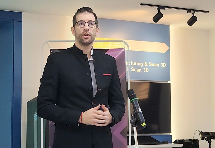 Ông Max-F. Scheichenost, Nhà sáng lập của quỹ NGF Partner, thành viên chủ chốt của VPCA phát biểu tại buổi lễ. (Ảnh: MH)
