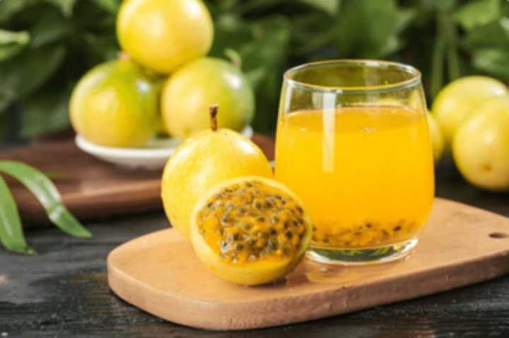 Nước chanh leo là thức uống giải nhiệt được nhiều người yêu thích vào mùa hè (Ảnh: Shutterstock)