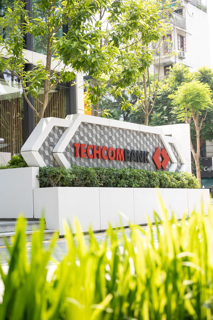 Dẫn đầu về gắn kết khách hàng: Techcombank lập đỉnh thu nhập phí dịch vụ mức 46% - 2