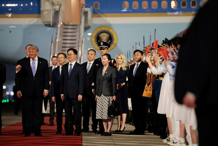 Tổng thống Mỹ Donald Trump đã hạ cánh xuống thủ đô Trung Quốc để bắt đầu chuyến thăm hôm 13/5.