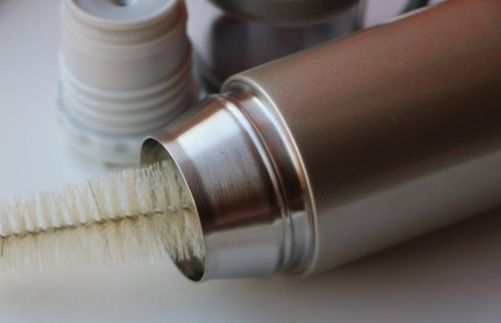 Tẩy rửa bình nước cá nhân thường xuyên cũng là cách bảo vệ sức khỏe. (Ảnh: Cleanc)