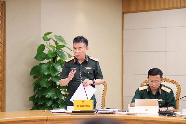 Thiếu tướng Đoàn Quang Hòa, Cục trưởng Cục Chính sách - Xã hội báo cáo tại buổi làm việc. (Ảnh: VGP)