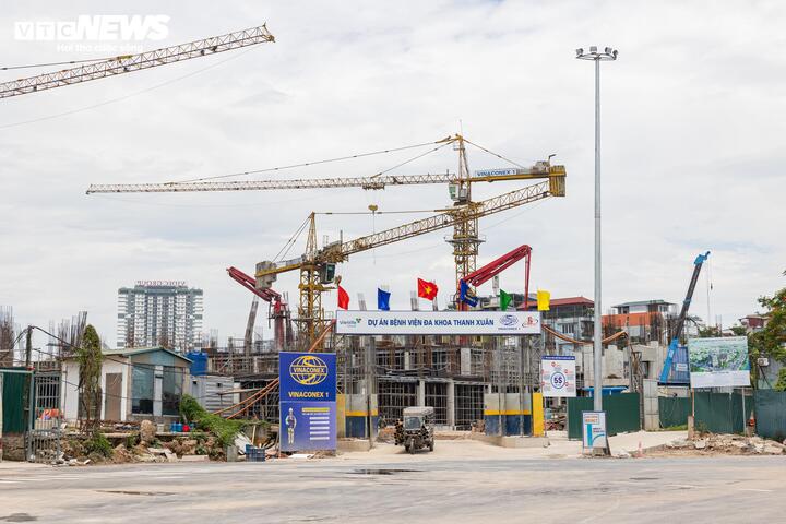 Liền kề dự án Nhà tang lễ quận Thanh Xuân là công trình Bệnh viện Đa khoa Thanh Xuân đang trong quá trình thi công xây dựng.