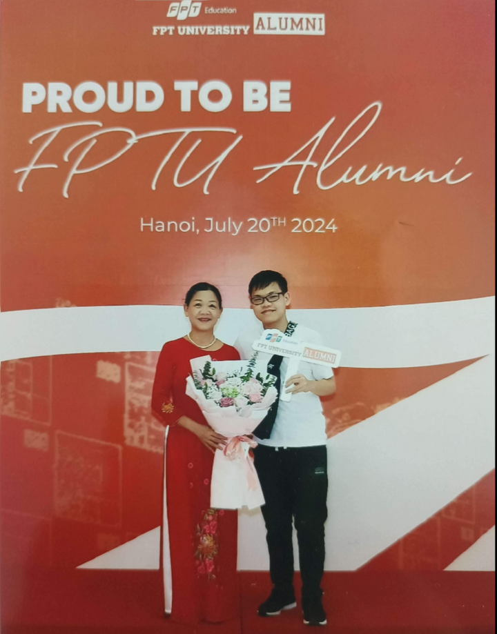 Nguyễn Hồng Anh cùng mẹ tại lễ tốt nghiệp năm 2024.