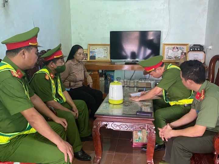 Lực lượng chức năng làm việc với bà Trần Thị Quý. (Ảnh: CACC)