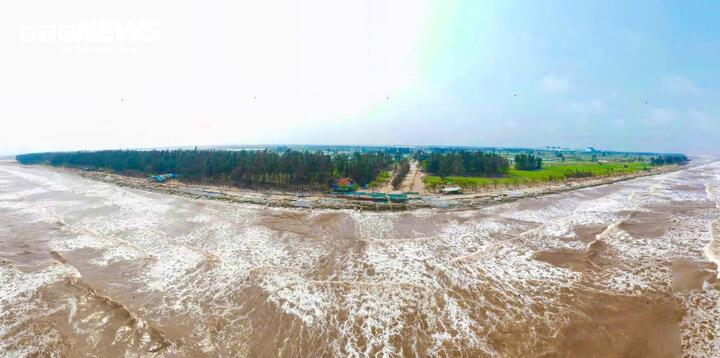 Trong bối cảnh tỉnh Ninh Bình đang đẩy mạnh phát triển du lịch biển, người dân tại khu sinh thái biển Rạng Đông mong mỏi khu vực này sớm được khắc phục sạt lở, gia cố bờ kè để phục hồi hoạt động du lịch ven biển.