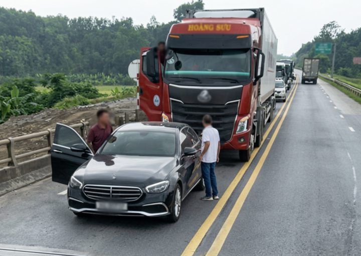 Tài xế ô tô Mercedes dừng xe, chặn đầu cả dòng xe trên cao tốc Nội Bài - Lào Cai.