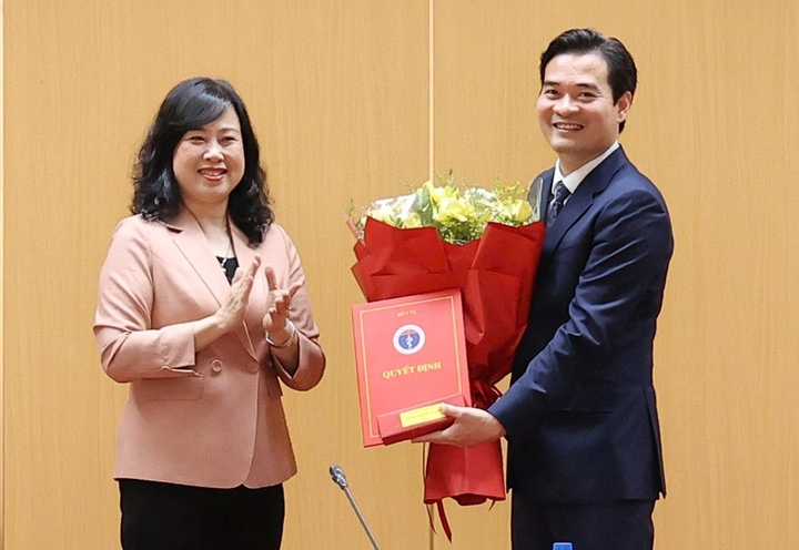 Bộ trưởng Bộ Y tế Đào Hồng Lan trao quyết định bổ nhiệm Cục trưởng Cục An toàn thực phẩm cho TS. DS Chu Quốc Thịnh. (Ảnh: Trần Minh)