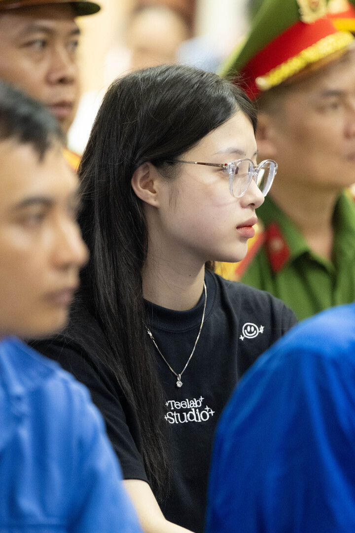 Bị cáo Triệu Nguyễn Hoài Thương (bạn gái của bị cáo Bùi Đình Khánh) tại tòa.