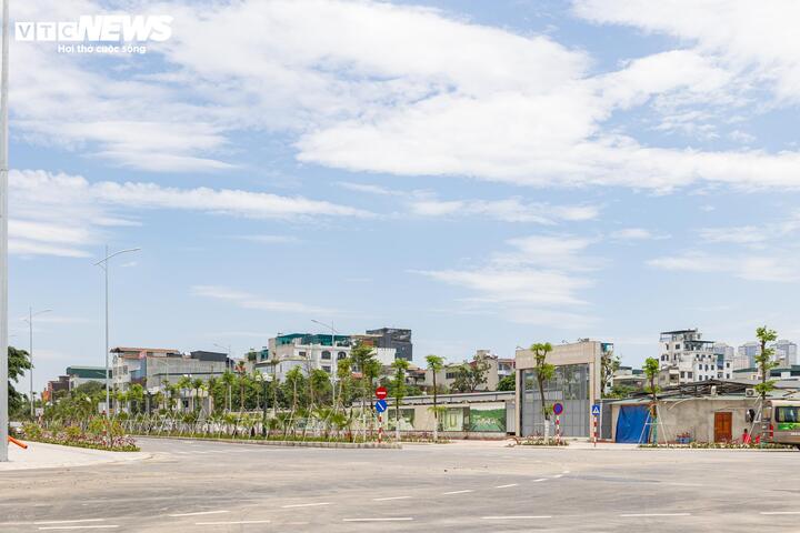 Đại diện UBND phường Khương Đình khẳng định sẽ đình chỉ hoạt động ngay nếu chủ đầu tư sử dụng công trình không đúng công năng được phê duyệt, trong đó có việc lưu giữ tro cốt. Theo địa phương, phương án phát triển công trình theo chiều cao được xem là giải pháp quy hoạch phù hợp nhằm tiết kiệm quỹ đất nội đô, đồng thời tăng diện tích dành cho cây xanh và hạ tầng giao thông.