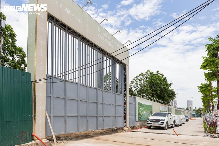 Theo ghi nhận của PV Báo Điện tử VTC News, khu đất triển khai dự án được chủ đầu tư quây tôn kín xung quanh, đồng thời lắp đặt hệ thống biển thông tin phục vụ dự án.