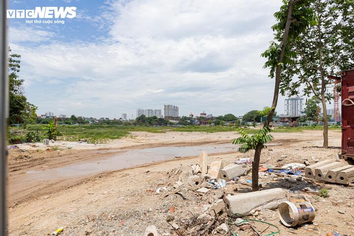 Tuy nhiên, bên trong khu đất hiện chưa ghi nhận hoạt động thi công xây dựng hay tập kết máy móc, vật liệu phục vụ dự án.