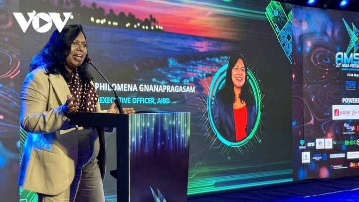 Bà Philomena Gnanapragasam, Giám đốc điều hành, Chủ tịch Đại hội đồng Viện Phát triển Phát thanh Truyền hình Châu Á - Thái Bình Dương (AIBD) phát biểu khai mạc Hội nghị.