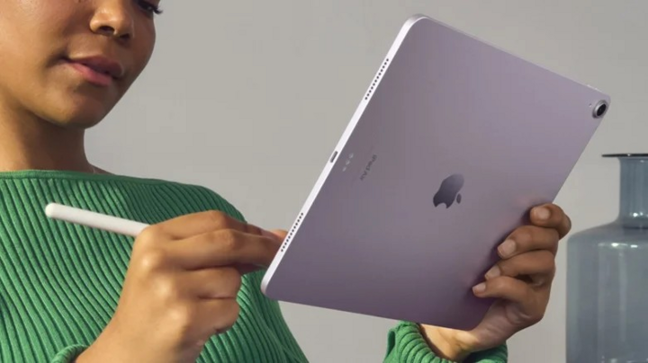 iPad cùng Apple Pencil, minh họa cho sự kết hợp giữa hiệu năng và giá trị mà sản phẩm Apple mang lại trong lĩnh vực sáng tạo và học tập. (Nguồn: Apple)