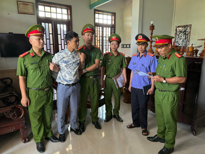 Cơ quan chức năng đang thi hành các quyết định khởi tố và lệnh bắt tạm giam với Mai Hoàng
