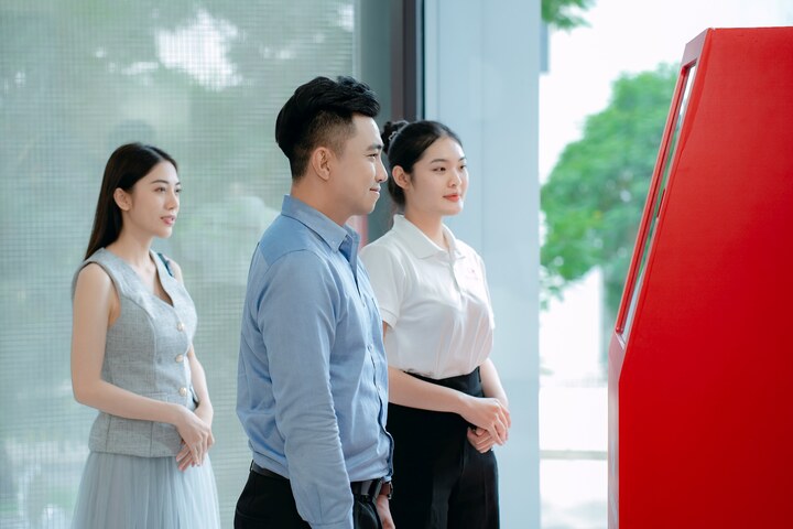 Khách hàng tham gia kiểm tra sức khỏe bằng công nghệ AI hiện đại.