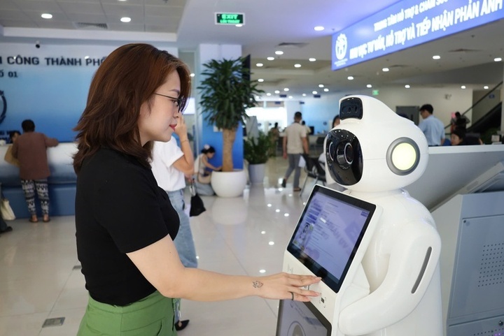 Người dân sử dụng robot AI hỗ trợ, tư vấn các thủ tục hành chính tại Chi nhánh số 01 Trung tâm Phục vụ hành chính công TP Hà Nội.