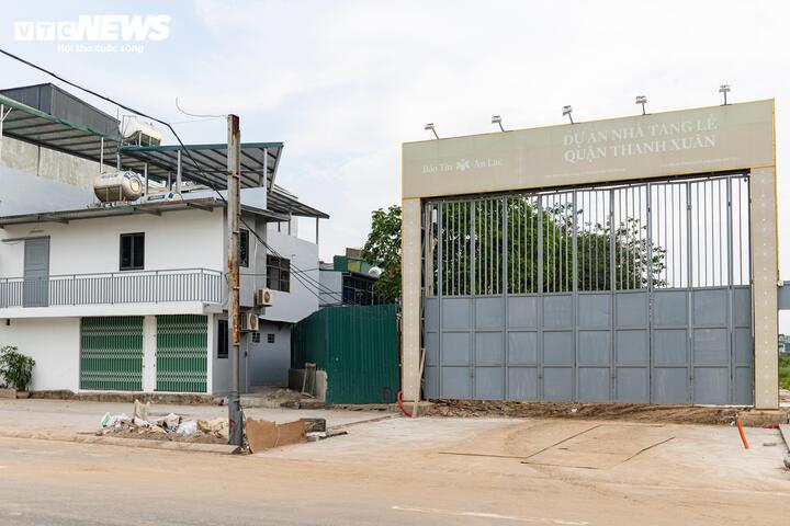 Trong khi đó, ông Nguyễn Đức Hậu, Tổ trưởng Tổ dân phố 14, khu dân cư số 6 phường Khương Đình cho biết, trước đó, UBND phường cùng chủ đầu tư tổ chức cung cấp thông tin, giải đáp các thắc mắc liên quan đến dự án Nhà tang lễ Thanh Xuân với phương án xây dựng 2 tòa tháp tưởng niệm. Đồng thời, việc lấy ý kiến người dân cũng được triển khai công khai tại 5 địa điểm trong thời gian hơn một tháng. Theo ông Hậu, sau khi được giải thích về mô hình nhà tang lễ không lưu trữ tro cốt, phần lớn người dân cơ bản bày tỏ sự đồng thuận với dự án.