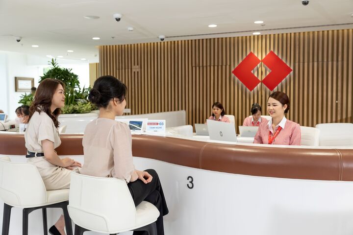Dẫn đầu về gắn kết khách hàng: Techcombank lập đỉnh thu nhập phí dịch vụ mức 46% - 1