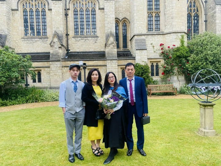 Mỹ Ngọc tốt nghiệp thạc sĩ ngành Giáo dục ngôn ngữ tại Đại học Oxford.