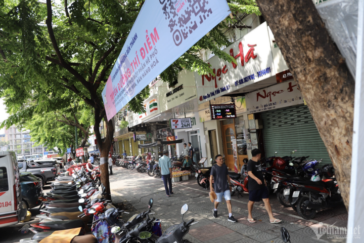 Năm 2024, TP.HCM từng áp dụng quy định cho phép thu phí sử dụng tạm một phần vỉa hè và lòng đường một số phường trung tâm. (Ảnh: Tuấn Kiệt)