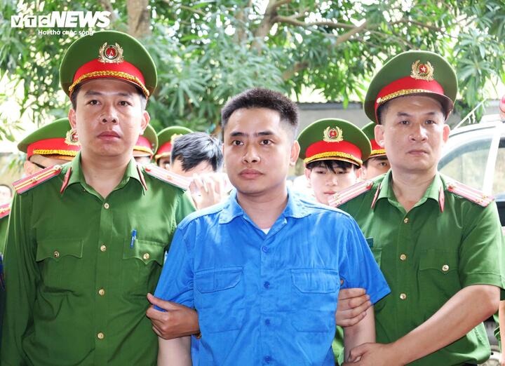 Bị cáo Bùi Đình Khánh phải đối mặt với hàng loạt tội danh, gồm: “Giết người”, “Mua bán trái phép chất ma túy”, “Tàng trữ, sử dụng trái phép vũ khí quân dụng” và “Cố ý làm hư hỏng tài sản”.