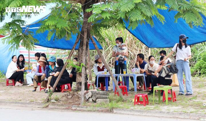 Nhiều thân nhân của các bị cáo có mặt tại khu vực TAND tỉnh Quảng Ninh trong sáng 13/5.