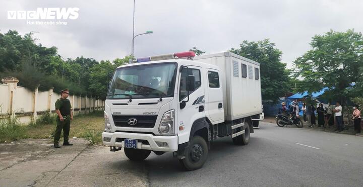 Khoảng 7h40 ngày 13/5, các bị cáo trong vụ trọng án liên quan đến ma túy và nổ súng khiến một cán bộ Công an tỉnh Quảng Ninh hy sinh được dẫn giải đến TAND tỉnh Quảng Ninh để xét xử sơ thẩm.